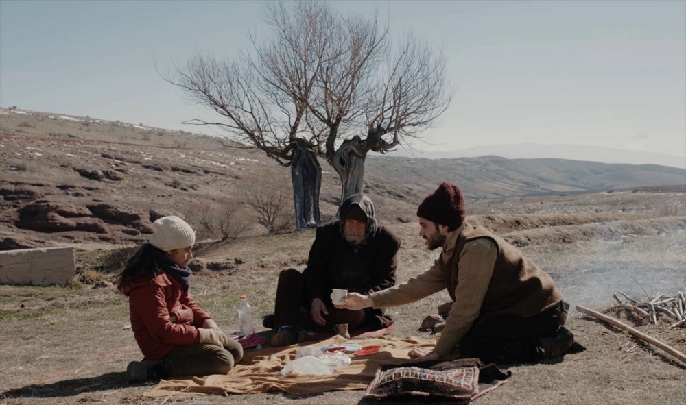 "Bir Tutam Karanfil", dede ile torunun hikayesini beyazperdeye taşıyor