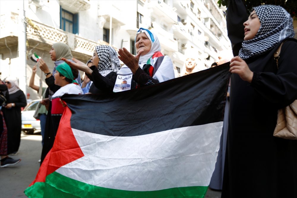 Cezayir’de, İsrail saldırıları altındaki Filistin’e destek gösterisi