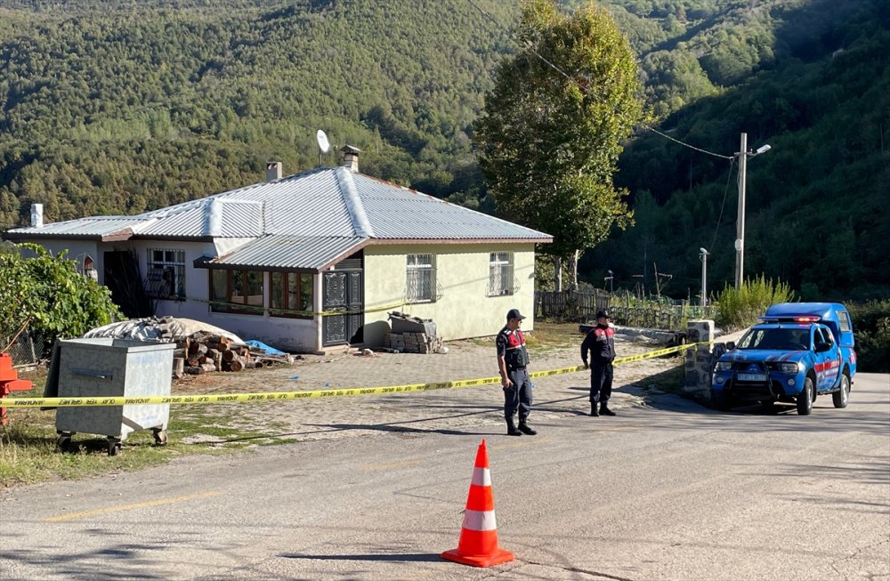 Muhtar tartıştığı oğlu tarafından silahla yaralandı