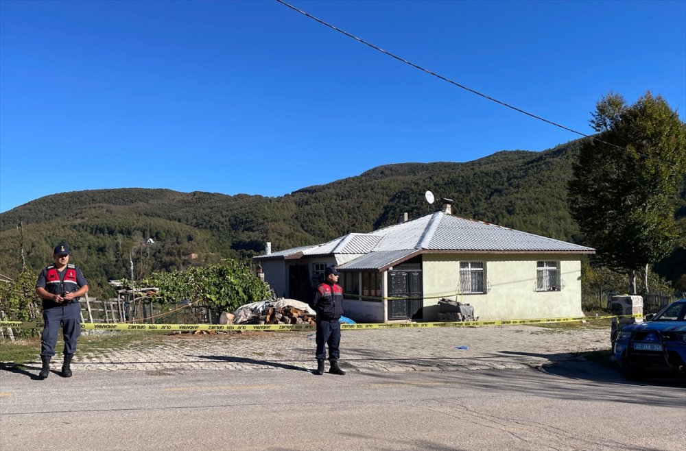 Muhtar tartıştığı oğlu tarafından silahla yaralandı