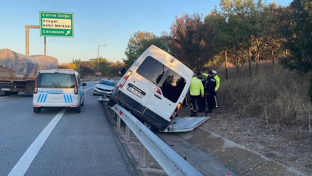Polisten kaçarken kaza yapan araçta 10 mülteci yakalandı