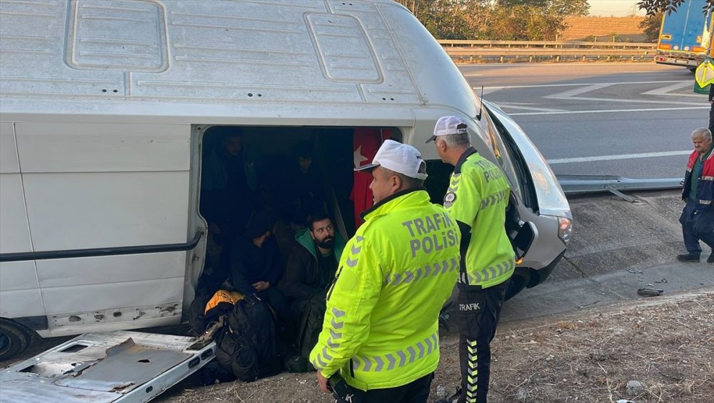 Polisten kaçarken kaza yapan araçta 10 mülteci yakalandı