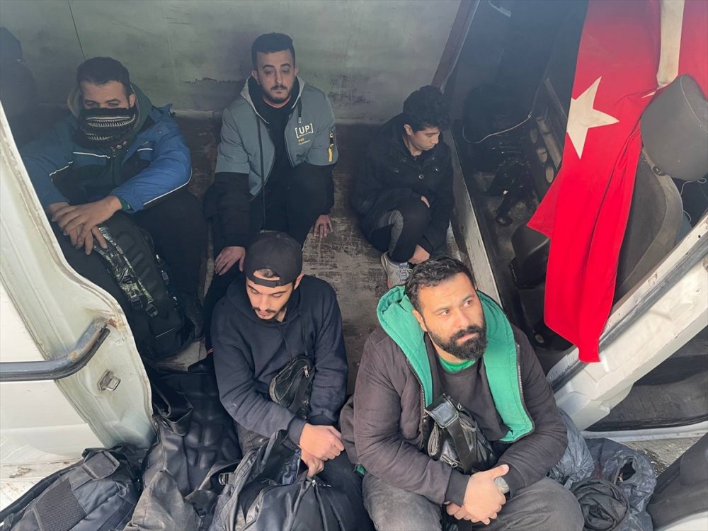 Polisten kaçarken kaza yapan araçta 10 mülteci yakalandı