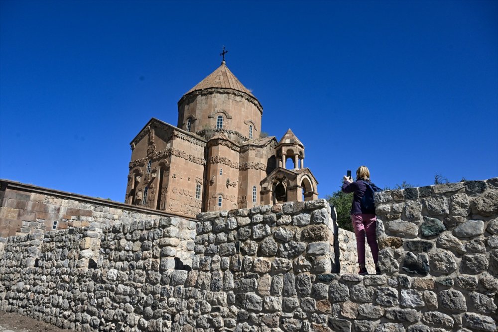 Van Gölü'ndeki Akdamar Adası, yüzlerce ziyaretçi alacak