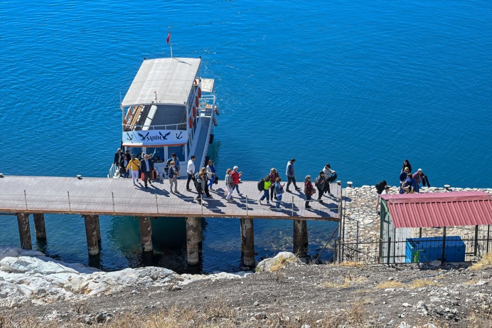 Van Gölü'ndeki Akdamar Adası, yüzlerce ziyaretçi alacak