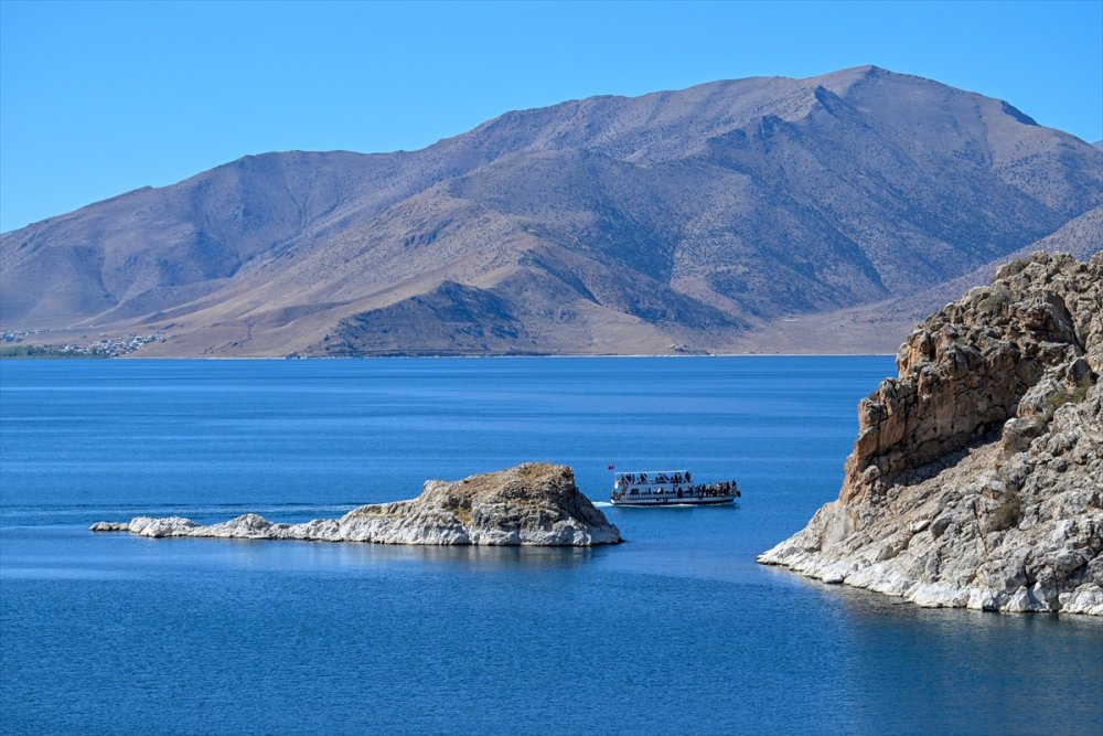 Van Gölü'ndeki Akdamar Adası, yüzlerce ziyaretçi alacak