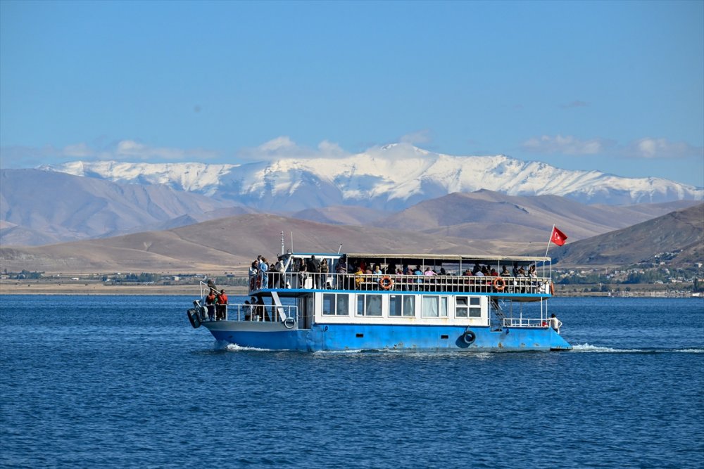 Van Gölü'ndeki Akdamar Adası, yüzlerce ziyaretçi alacak