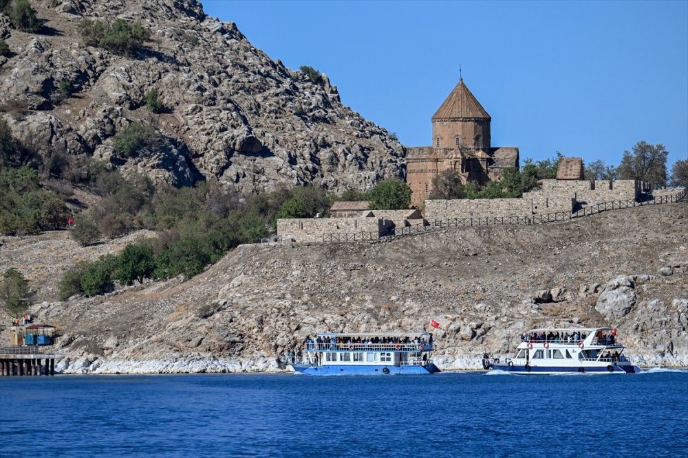 Van Gölü'ndeki Akdamar Adası, yüzlerce ziyaretçi alacak
