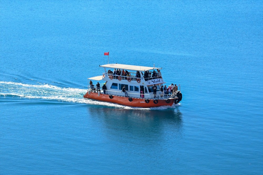Van Gölü'ndeki Akdamar Adası, yüzlerce ziyaretçi alacak