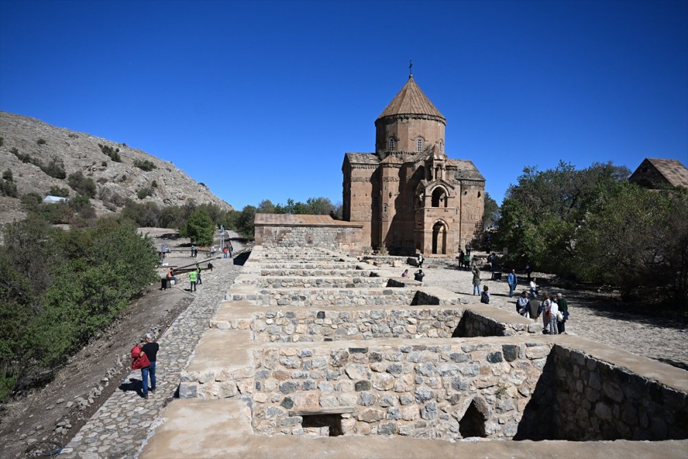 Van Gölü'ndeki Akdamar Adası, yüzlerce ziyaretçi alacak