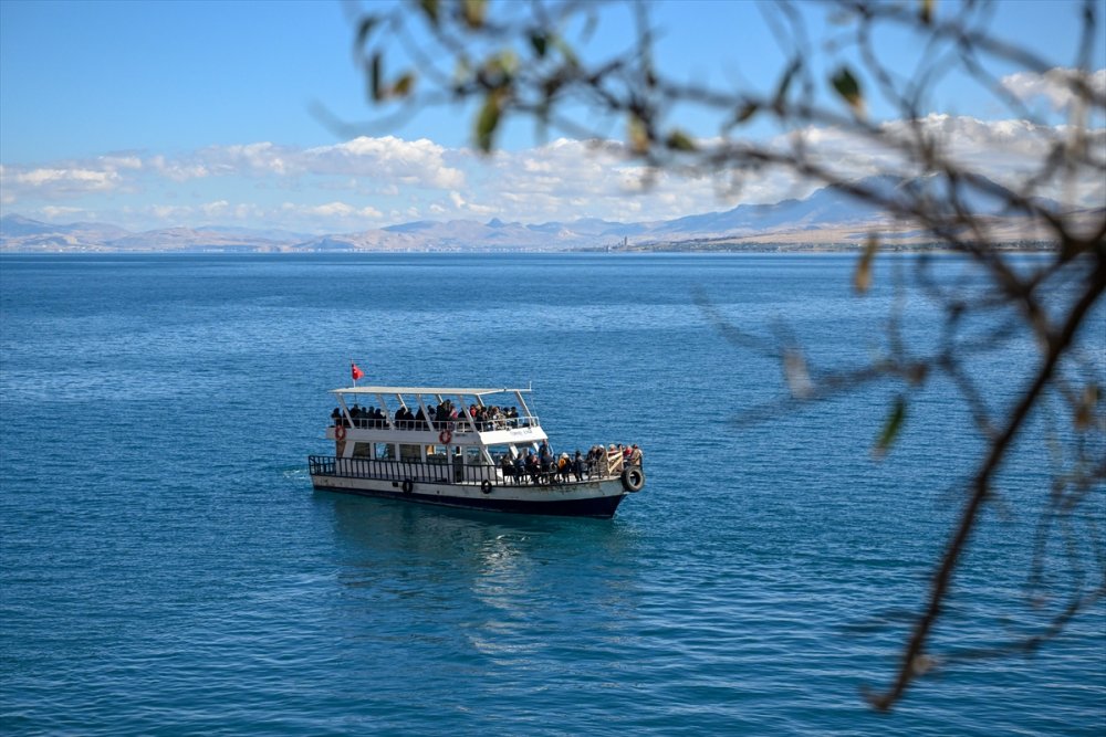 Van Gölü'ndeki Akdamar Adası, yüzlerce ziyaretçi alacak