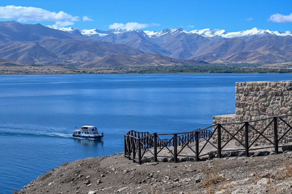 Van Gölü'ndeki Akdamar Adası, yüzlerce ziyaretçi alacak