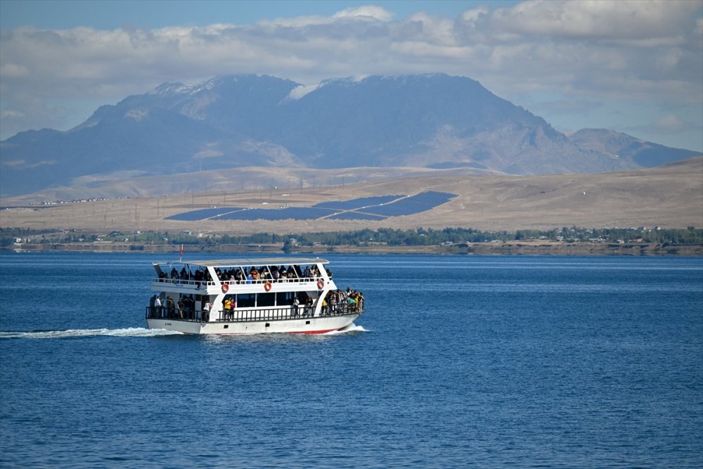 Van Gölü'ndeki Akdamar Adası, yüzlerce ziyaretçi alacak