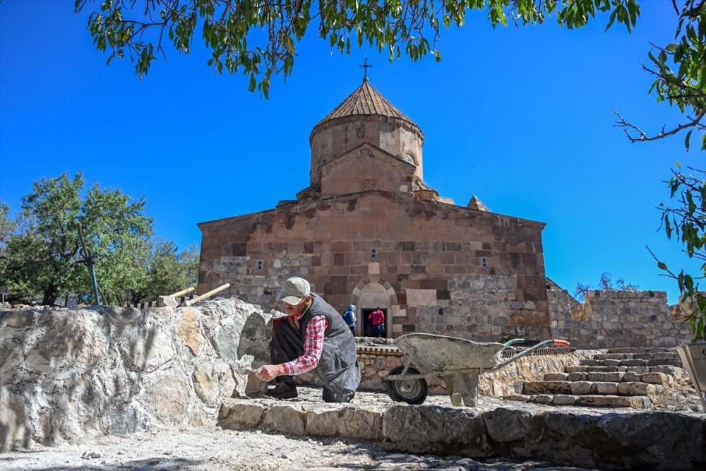 Van Gölü'ndeki Akdamar Adası, yüzlerce ziyaretçi alacak