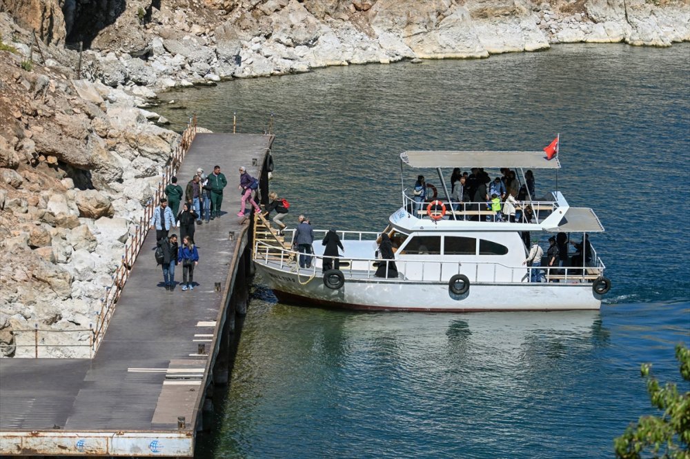 Van Gölü'ndeki Akdamar Adası, yüzlerce ziyaretçi alacak