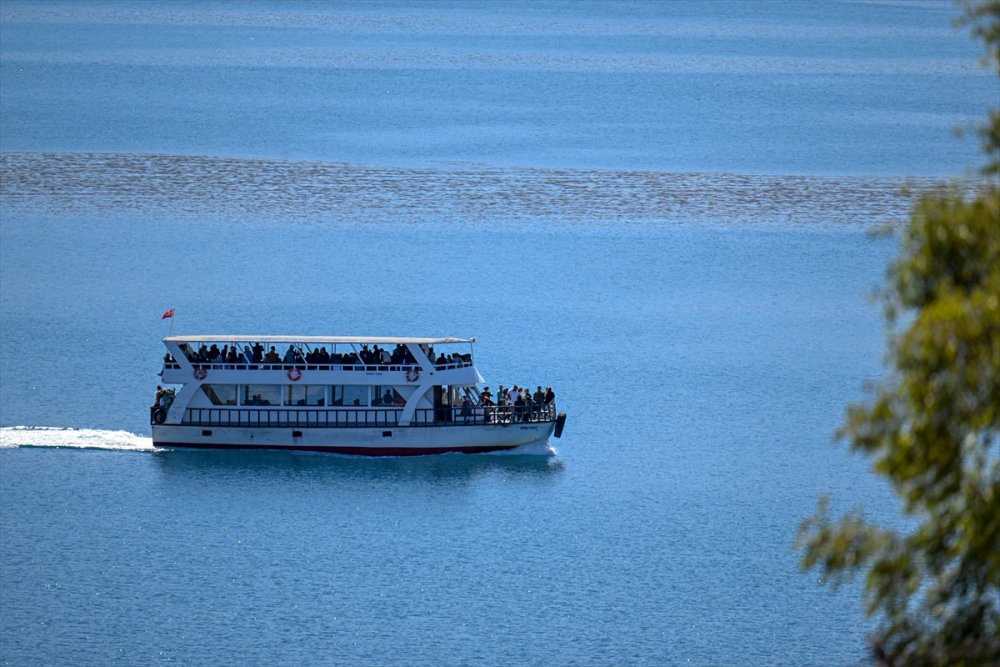 Van Gölü'ndeki Akdamar Adası, yüzlerce ziyaretçi alacak