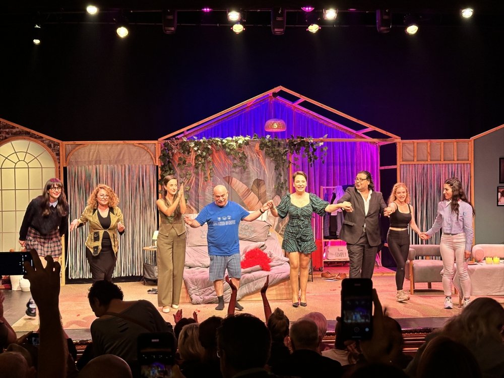 "Yatak Odası Sırları" oyununun prömiyeri sahnelendi