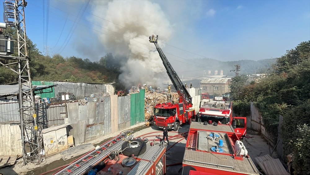 Atık kağıt deposunda çıkan yangın kontrol altına alındı