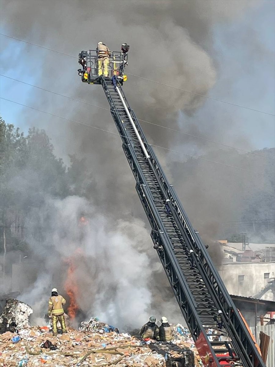 Atık kağıt deposunda çıkan yangın kontrol altına alındı