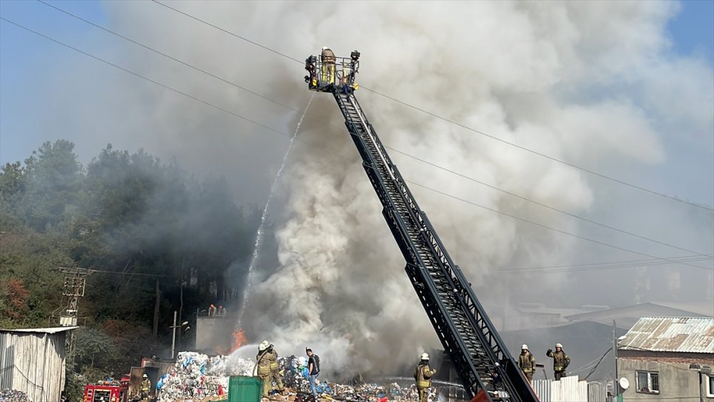 Atık kağıt deposunda çıkan yangın kontrol altına alındı