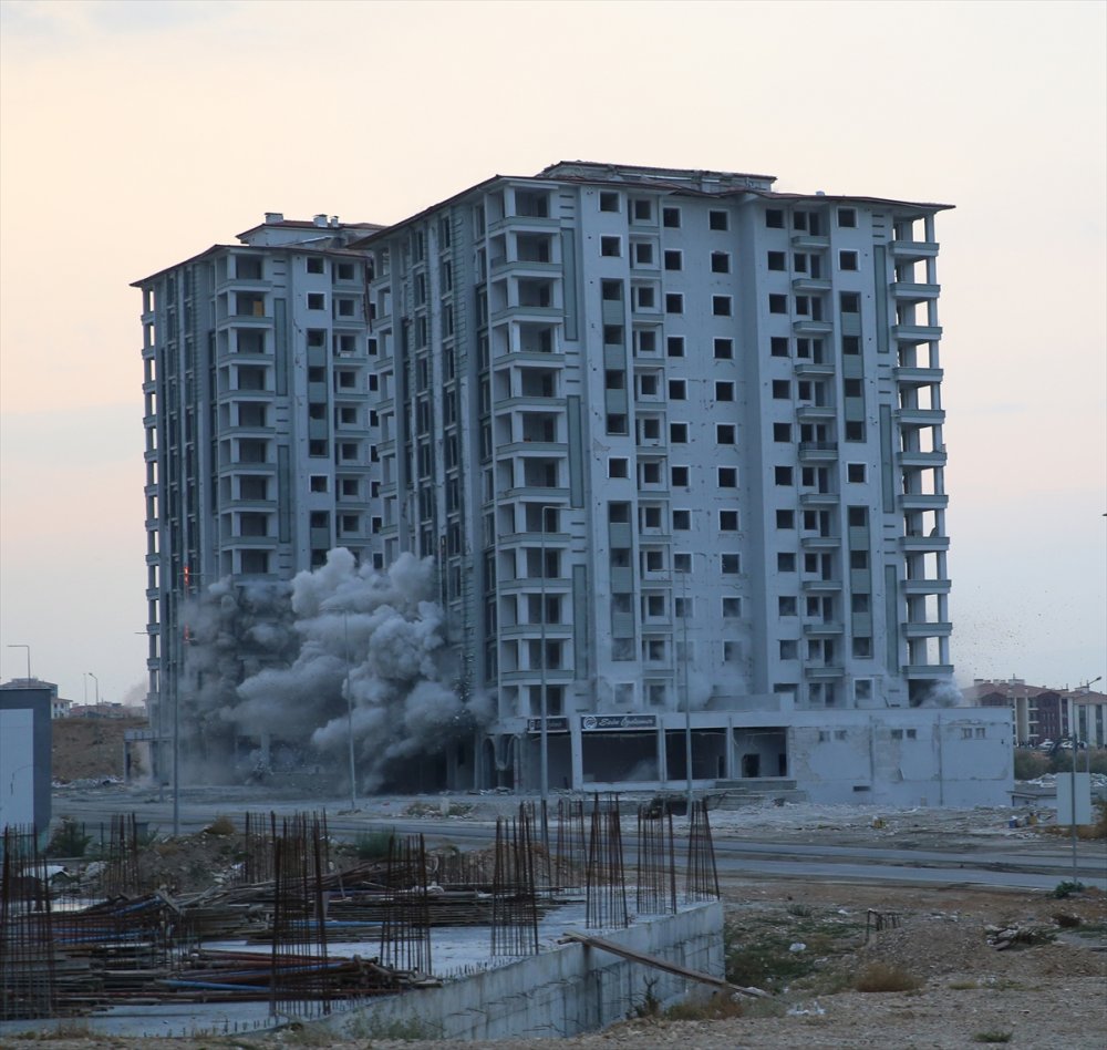 Ağır hasarlı 15 katlı 2 bina patlayıcı kullanılarak yıkıldı