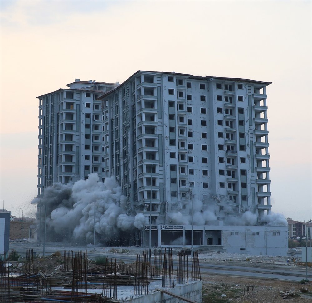 Ağır hasarlı 15 katlı 2 bina patlayıcı kullanılarak yıkıldı