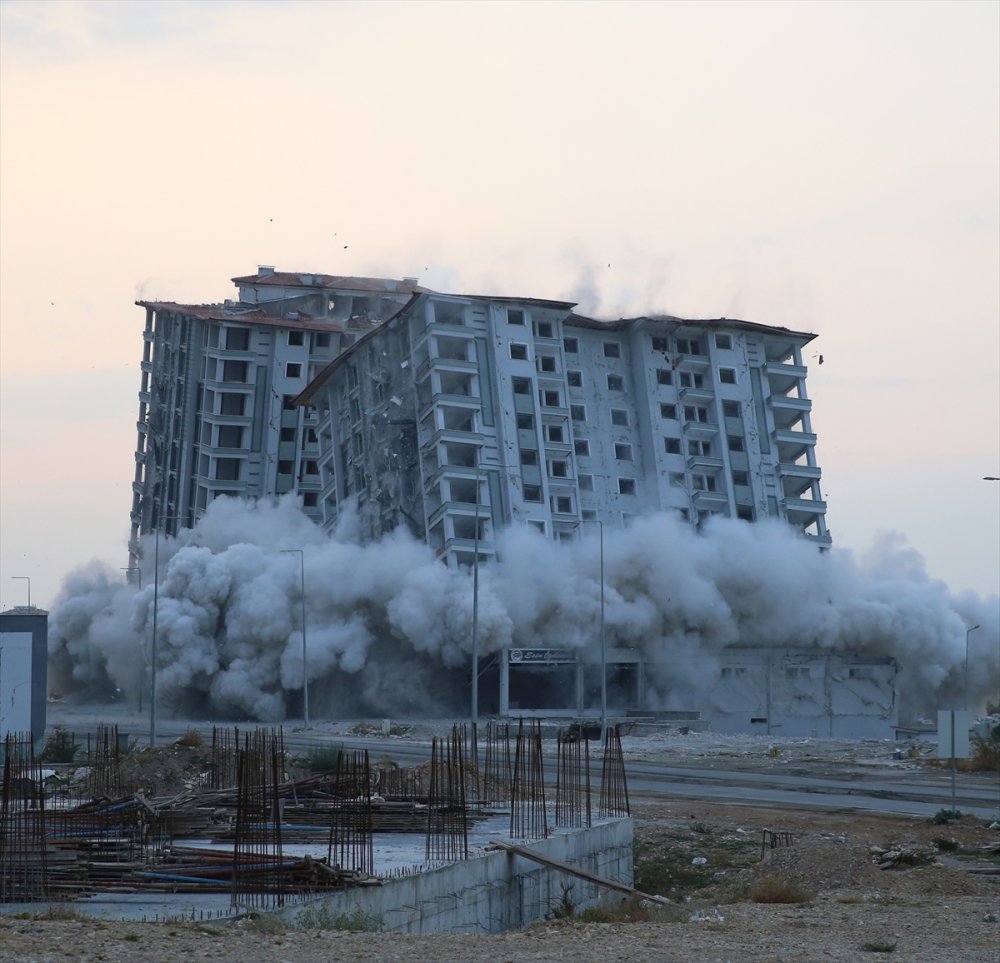 Ağır hasarlı 15 katlı 2 bina patlayıcı kullanılarak yıkıldı