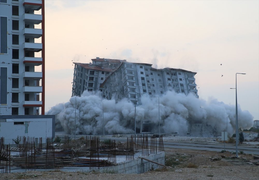 Ağır hasarlı 15 katlı 2 bina patlayıcı kullanılarak yıkıldı