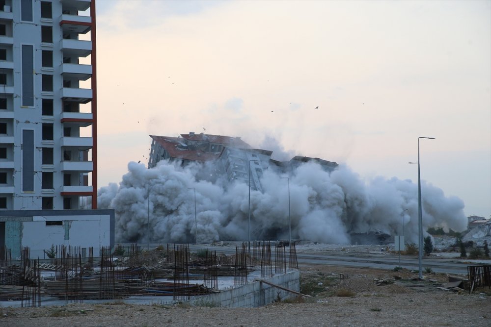 Ağır hasarlı 15 katlı 2 bina patlayıcı kullanılarak yıkıldı