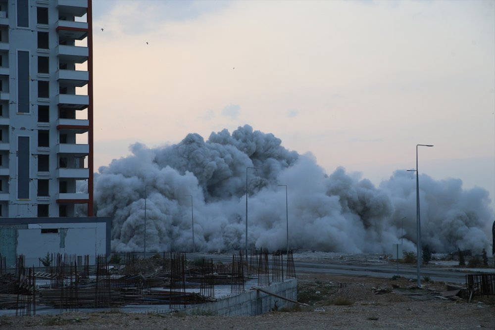 Ağır hasarlı 15 katlı 2 bina patlayıcı kullanılarak yıkıldı