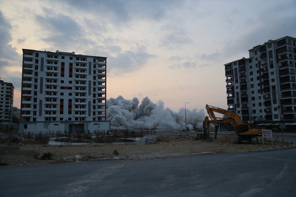 Ağır hasarlı 15 katlı 2 bina patlayıcı kullanılarak yıkıldı