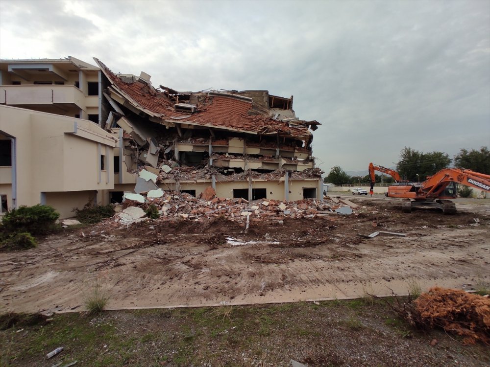 Erzin Devlet Hastanesi kontrollü yıkıldı