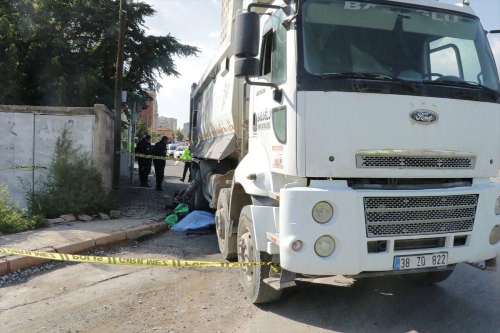 Kayseri'de akülü tekerlekli sandalyesiyle kamyonun altında kalan genç öldü