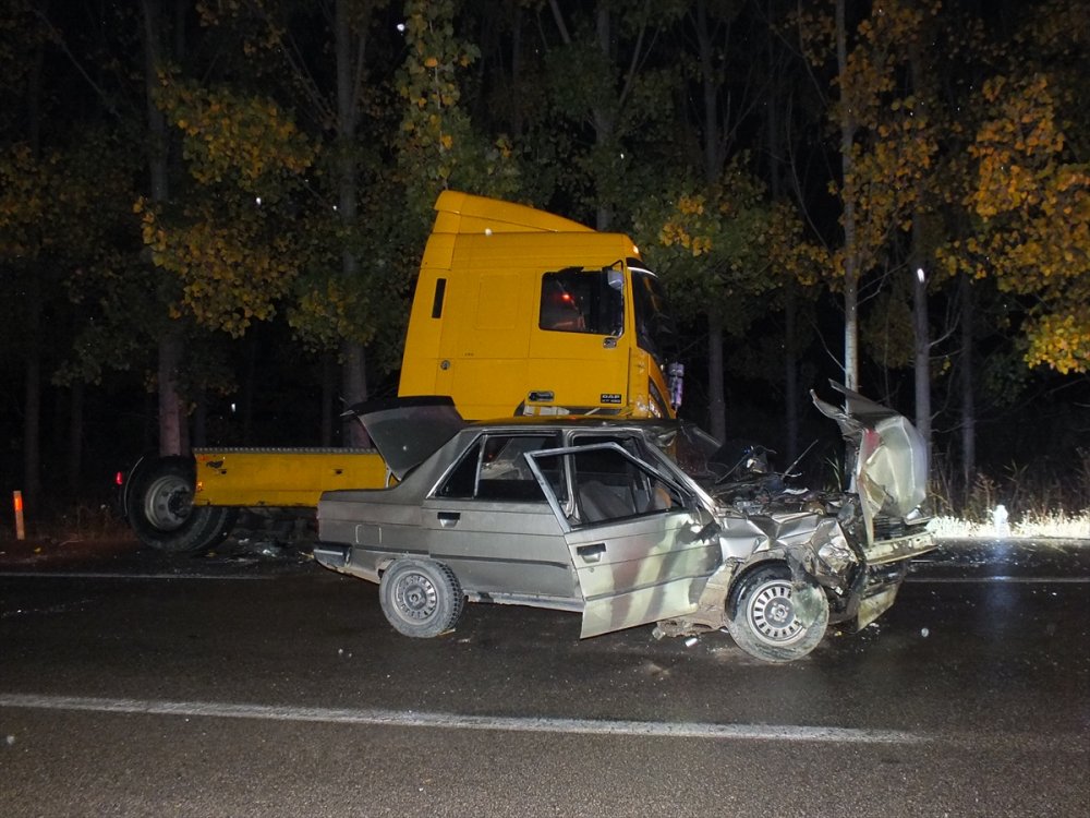 Tokat'ta otomobille çekici çarpıştı, 4 kişi yaralandı