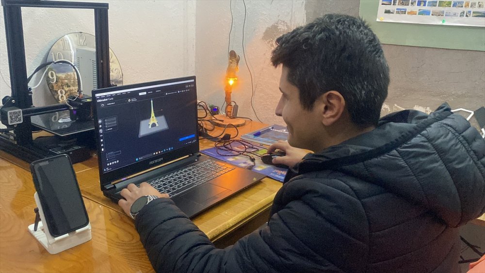 Bir genç 3D yazıcıyla hasarlı eşyaları yeniden kullanılabilir hale getiriyor
