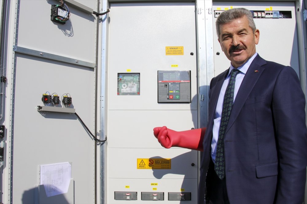 Uşak'ta kurulan güneş enerjisi santrali, köylerin sokak aydınlatmasını karşılayacak