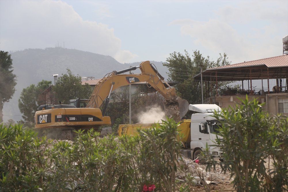 Hatay'da depremlerde ağır hasar alan 6 bina kontrollü yıkıldı