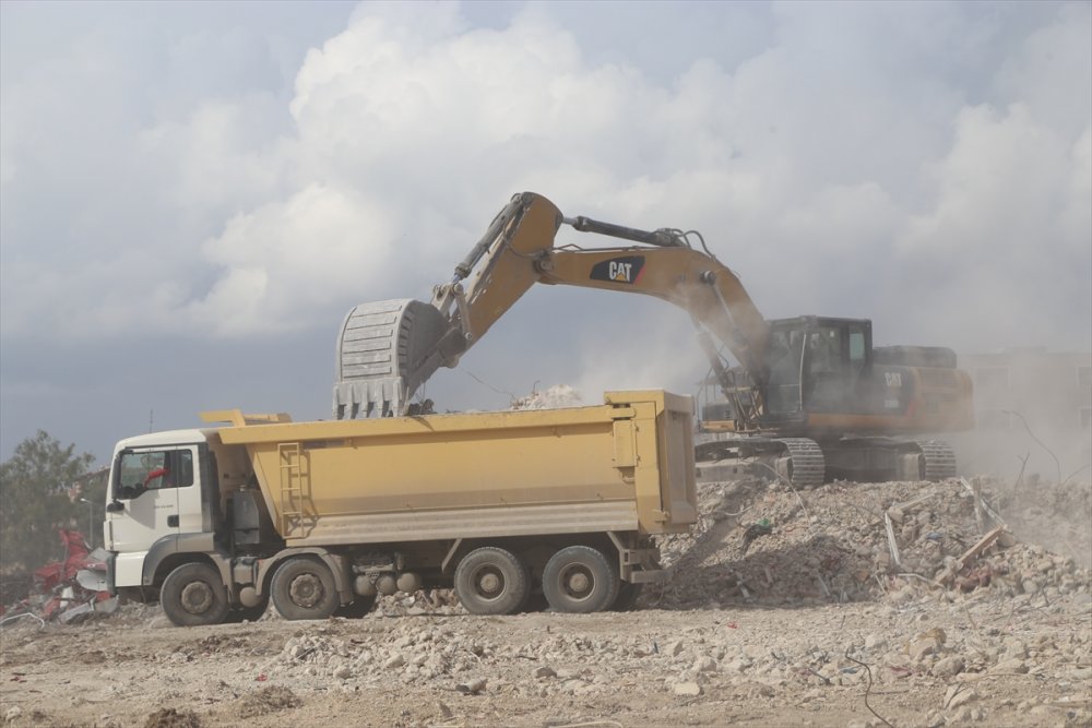 Hatay'da depremlerde ağır hasar alan 6 bina kontrollü yıkıldı