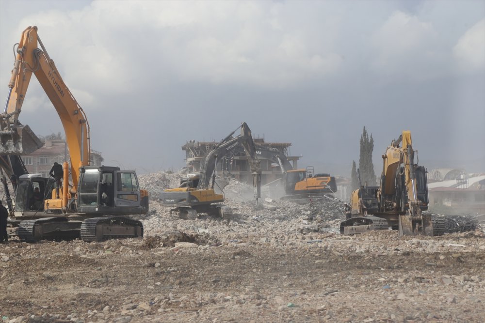 Hatay'da depremlerde ağır hasar alan 6 bina kontrollü yıkıldı