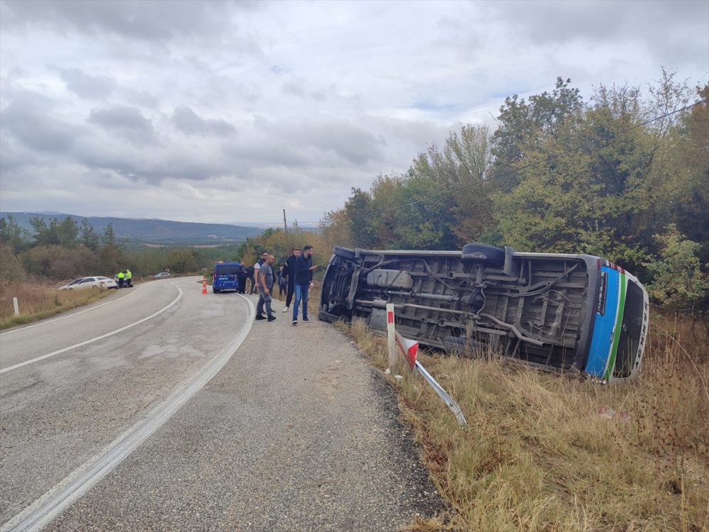 Tekirdağ'da devrilen minibüsteki 14 kişi yaralandı