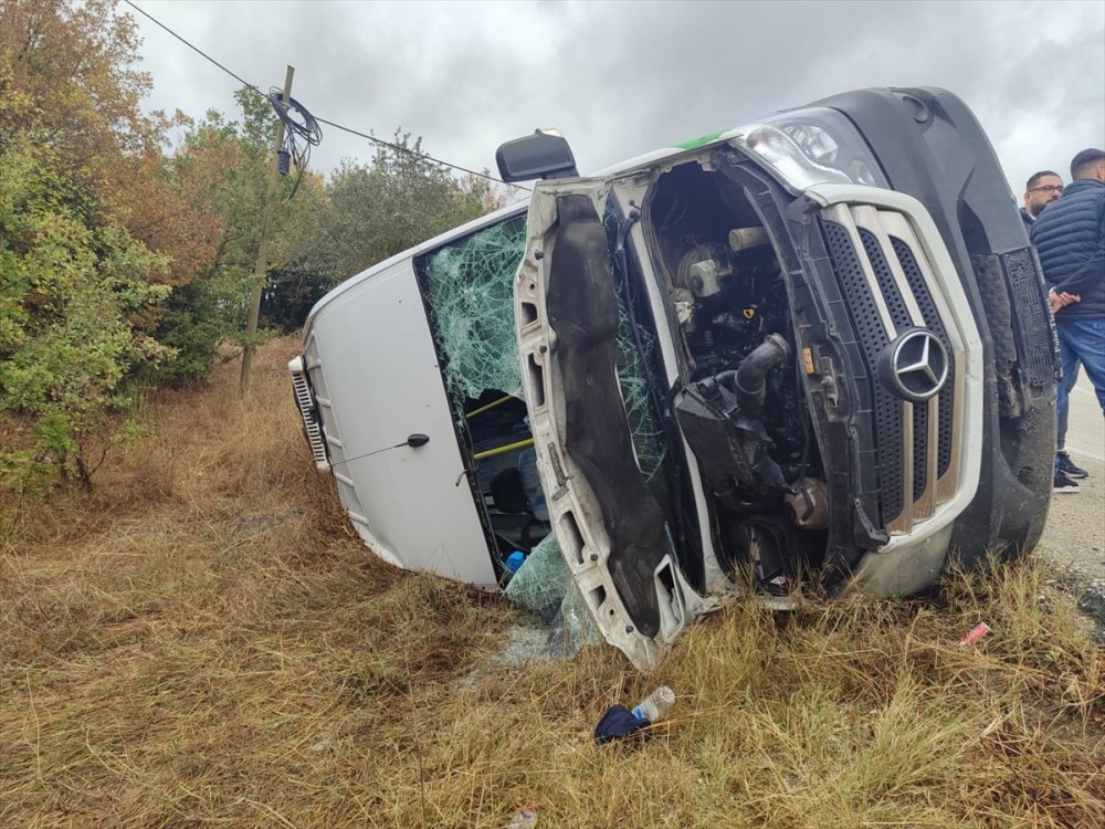 Tekirdağ'da devrilen minibüsteki 14 kişi yaralandı
