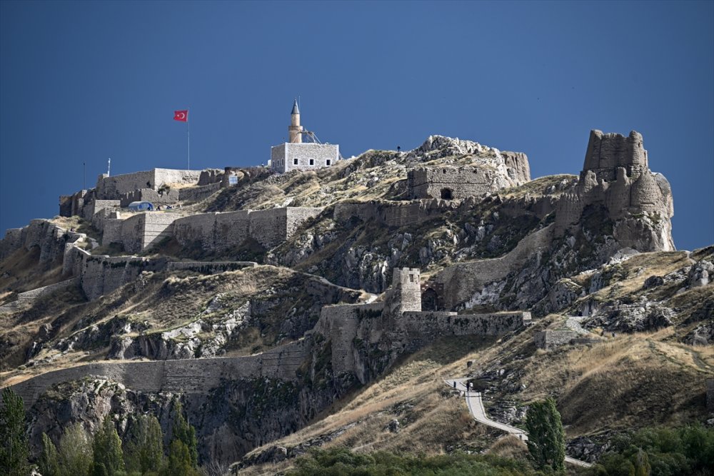 Van Kalesi'nin zirvesindeki Süleyman Han Camisi yeniden inşa ediliyor