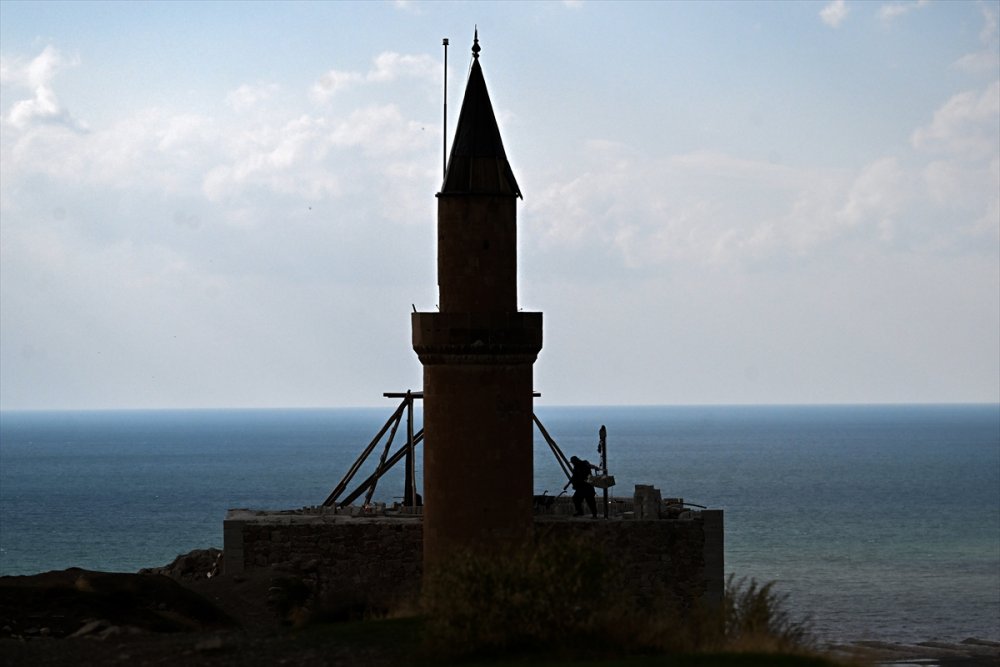 Van Kalesi'nin zirvesindeki Süleyman Han Camisi yeniden inşa ediliyor