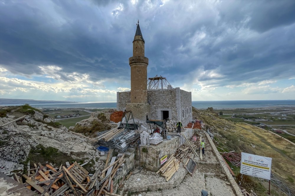 Van Kalesi'nin zirvesindeki Süleyman Han Camisi yeniden inşa ediliyor