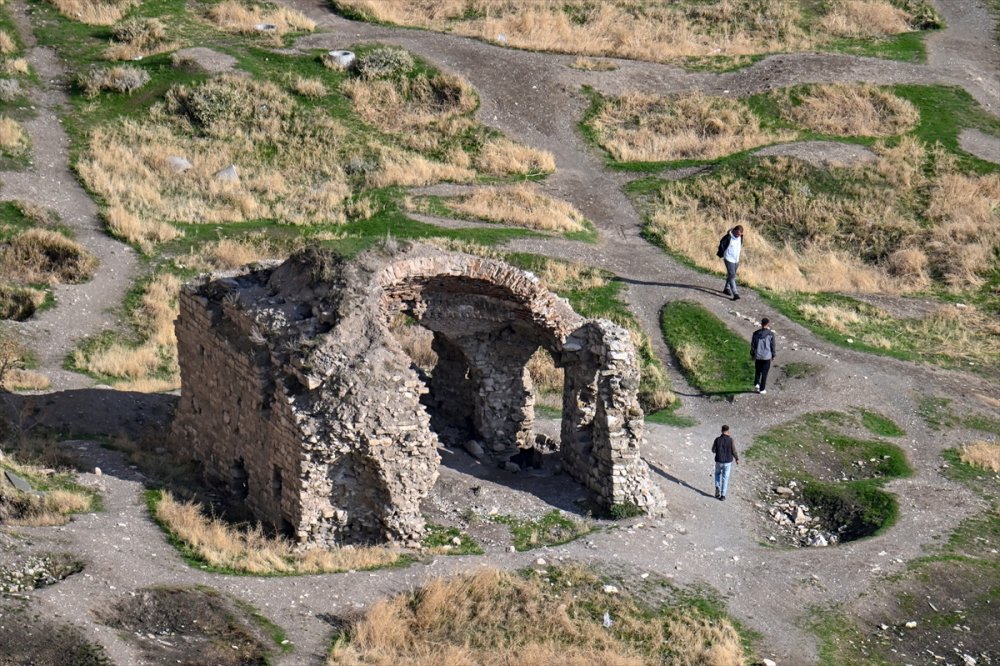 Van Kalesi'nin zirvesindeki Süleyman Han Camisi yeniden inşa ediliyor