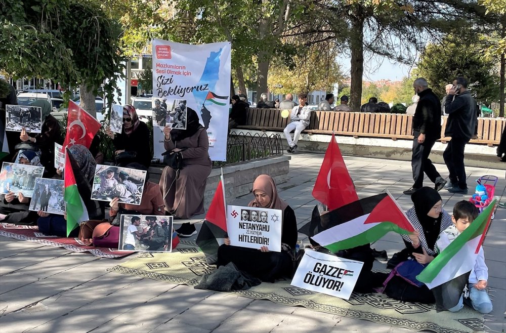 Aksaray'da Gazze'de hayatını kaybedenler için sessiz oturma eylemi yapıldı