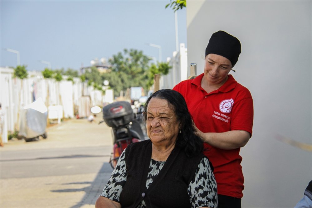 Engelli ve yaşlı depremzedelerin konteyner temizliği ve kişisel bakımını Vefa ekibi yapıyor