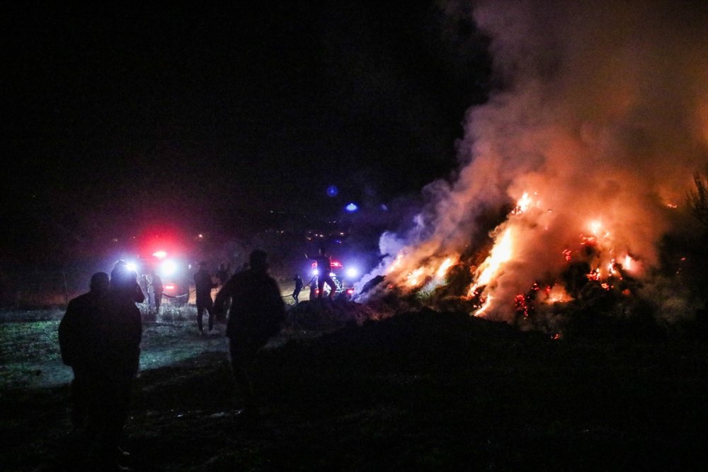 Ahır ve samanlıkta çıkan yangın hasara neden oldu
