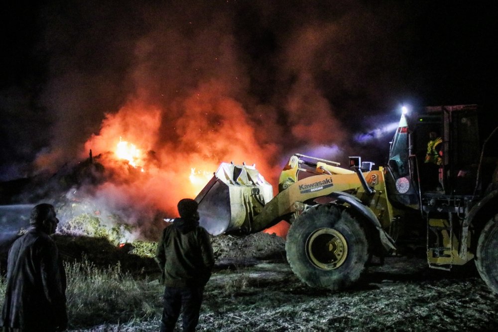 Ahır ve samanlıkta çıkan yangın hasara neden oldu