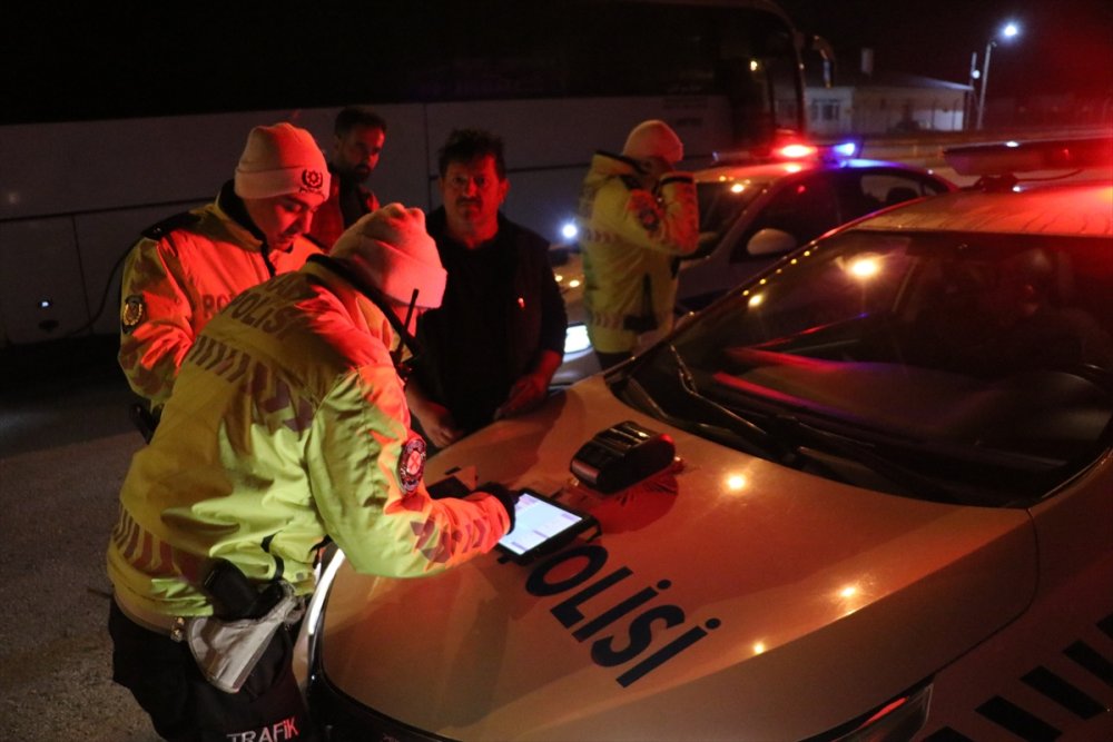 Erzincan'da otobüsler kazalara karşı yolcu gibi seyahat eden polislerce denetleniyor